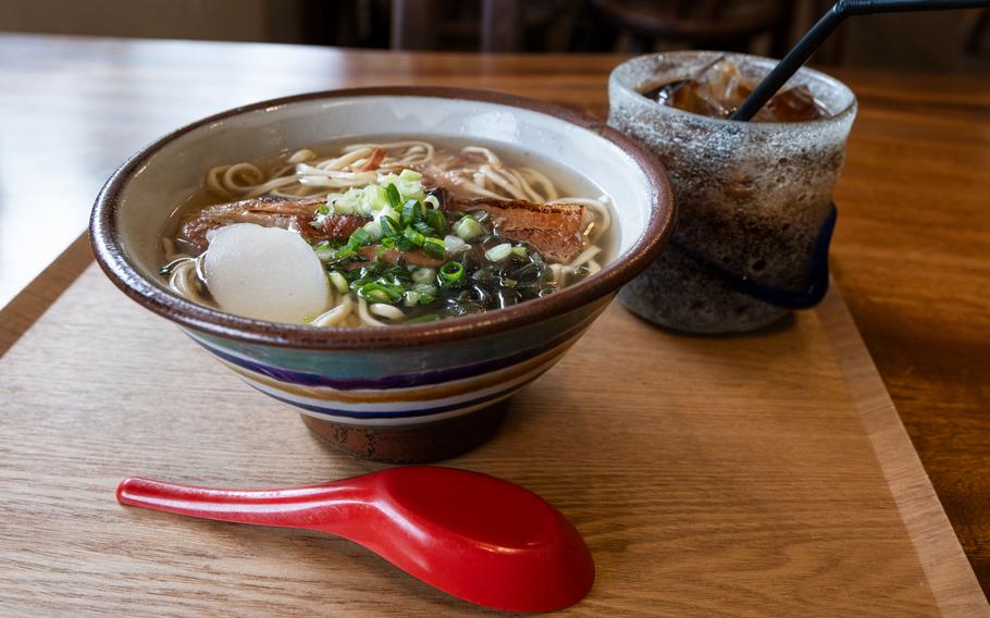  The aburi sanmainiku soba and soba on a tray.